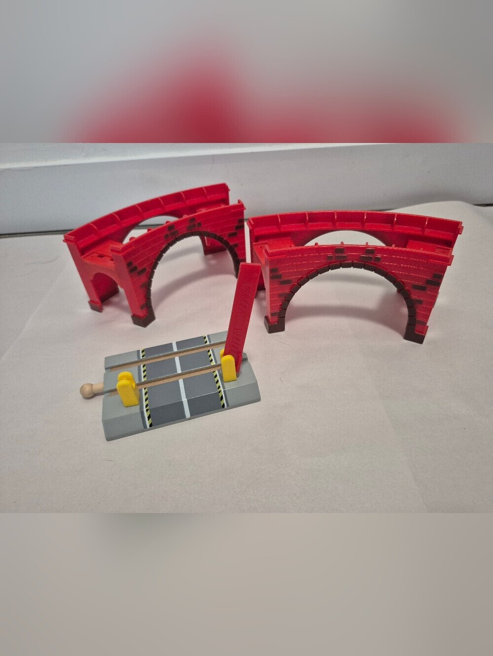 Brio Compatible 2 X Bridge Supports And 1 X Level Crossing